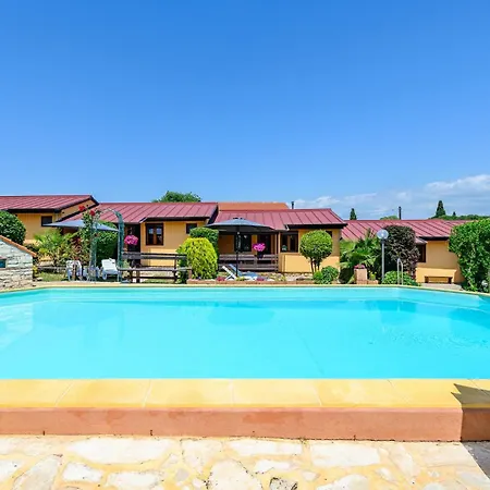 Apartment 2 Bedroom Lovely In Rovinjsko Selo