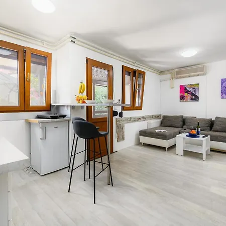 2 Bedroom Lovely In Apartment