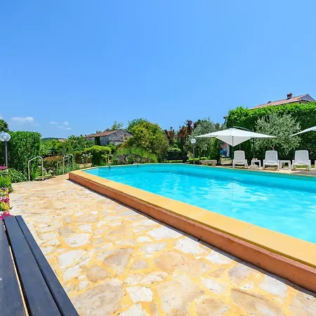 2 Bedroom Lovely In Apartment *